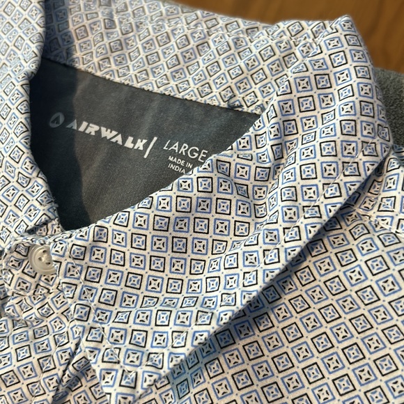 Men’s Summer clothes bundle- size L shirts, M shorts - Picture 4 of 11